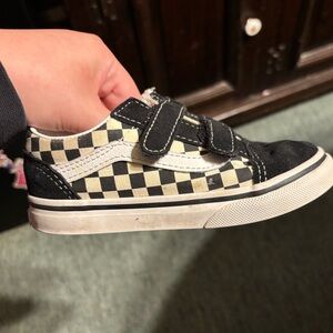 TODDLER BLACK/WHITE CHECKERED DETAIL VANS SIZE 9.5C